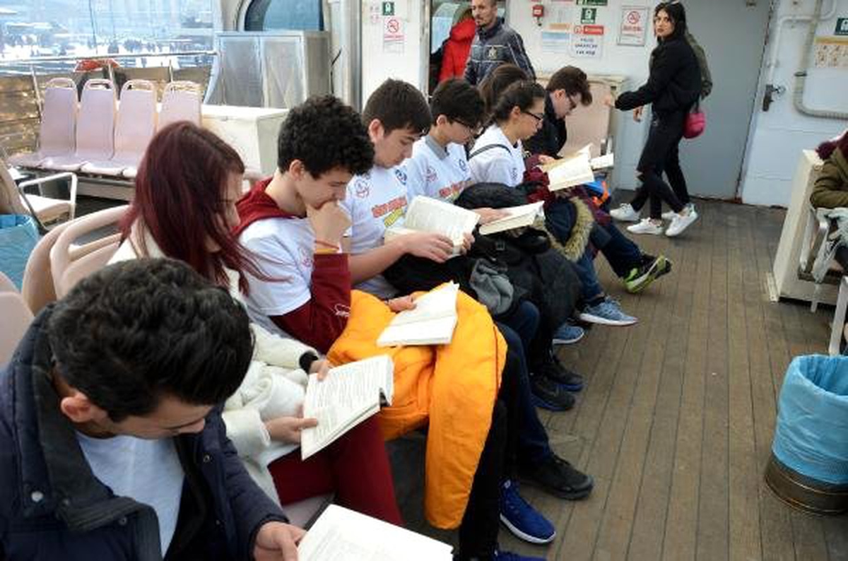 Kitap Avcıları\' Bu Kez Üsküdar Vapurunda