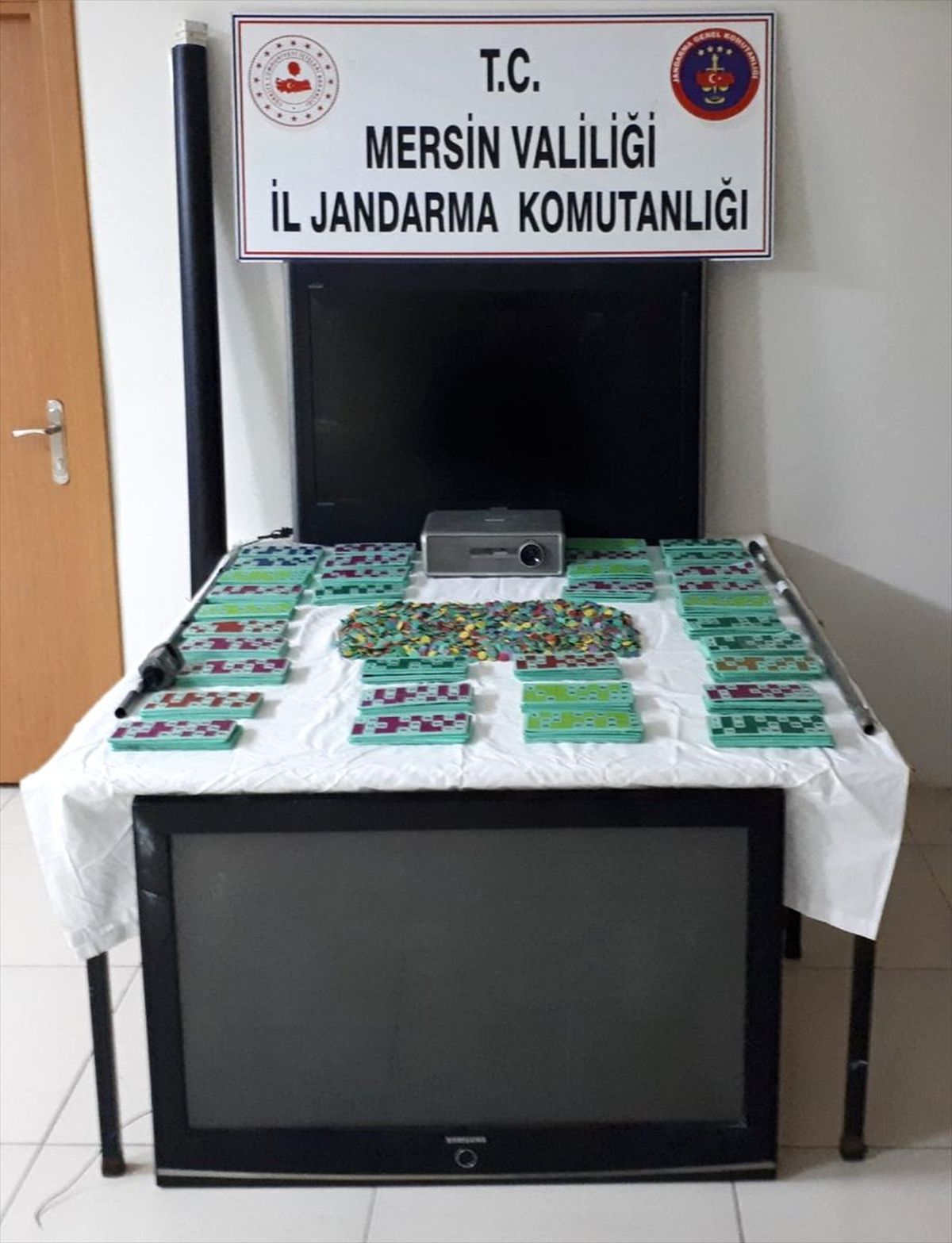 Mersin\'de Sendika Binasına Kumar Operasyonu