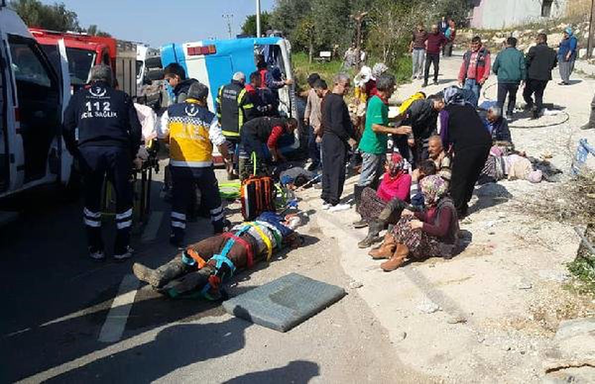 Mersin\'de Tarım İşçilerini Taşıyan Midibüs Devrildi: Ölü ve Yaralılar Var (1)