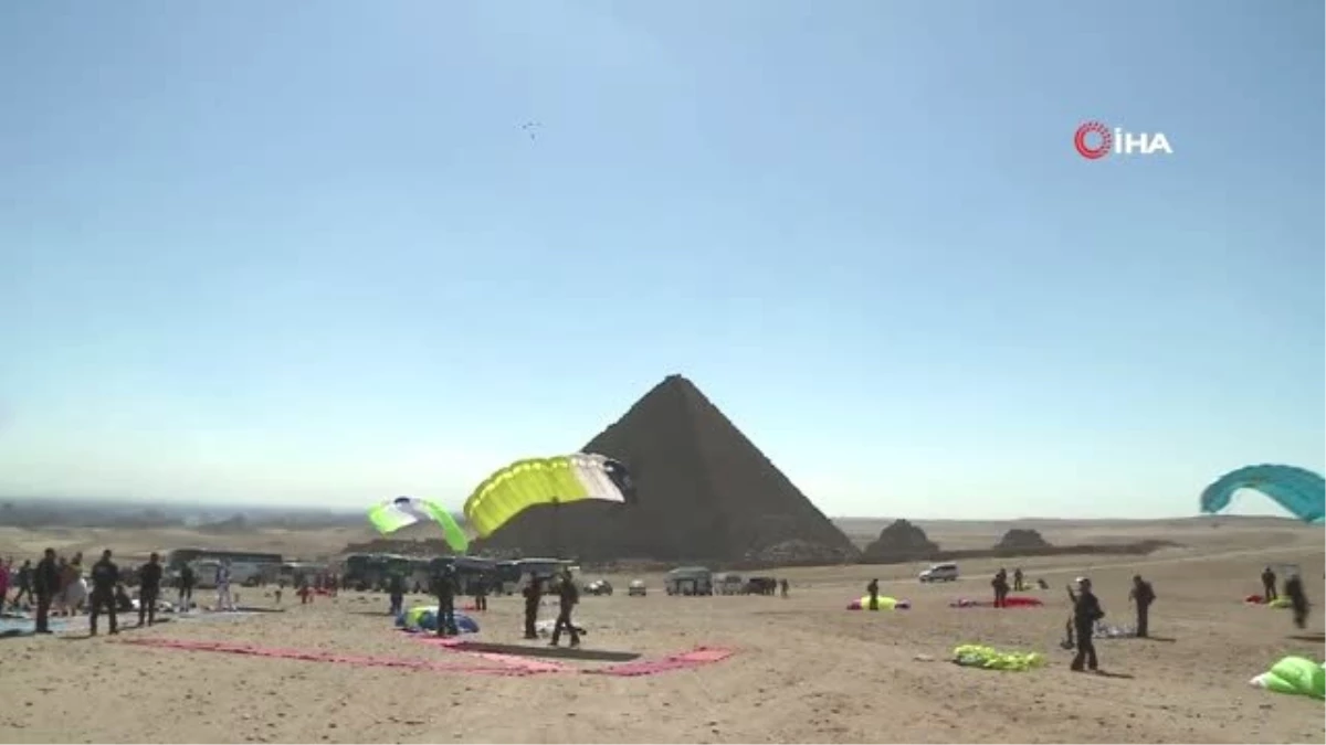 Mısır\'da Paraşütle Atlama Festivali