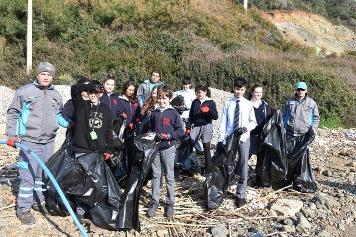 Öğrenciler Belediye Ekipleriyle Kıyı Temizliği Yaptı