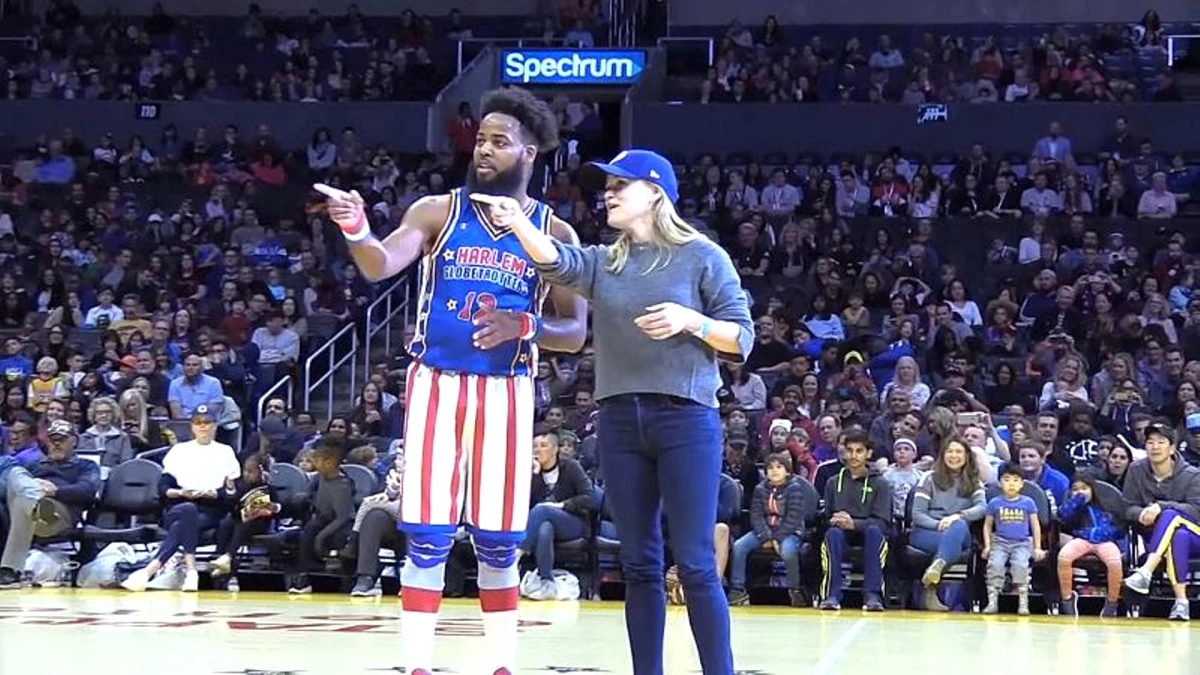 Oscar Ödüllü Oyuncu Reese Witherspoon\'a Harlem Globtrotters Gösterisinde Sürpriz Dans Teklifi