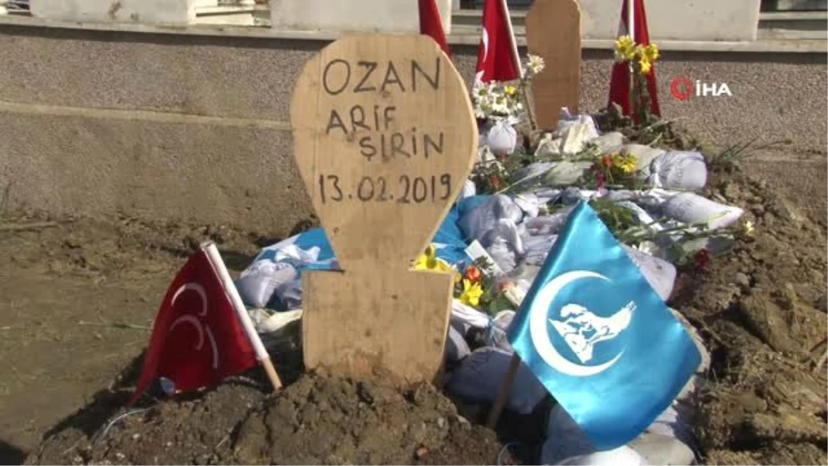 Ozan Arif\'in Mezarına Dünyanın Birçok Yerinden Toprak Getirildi
