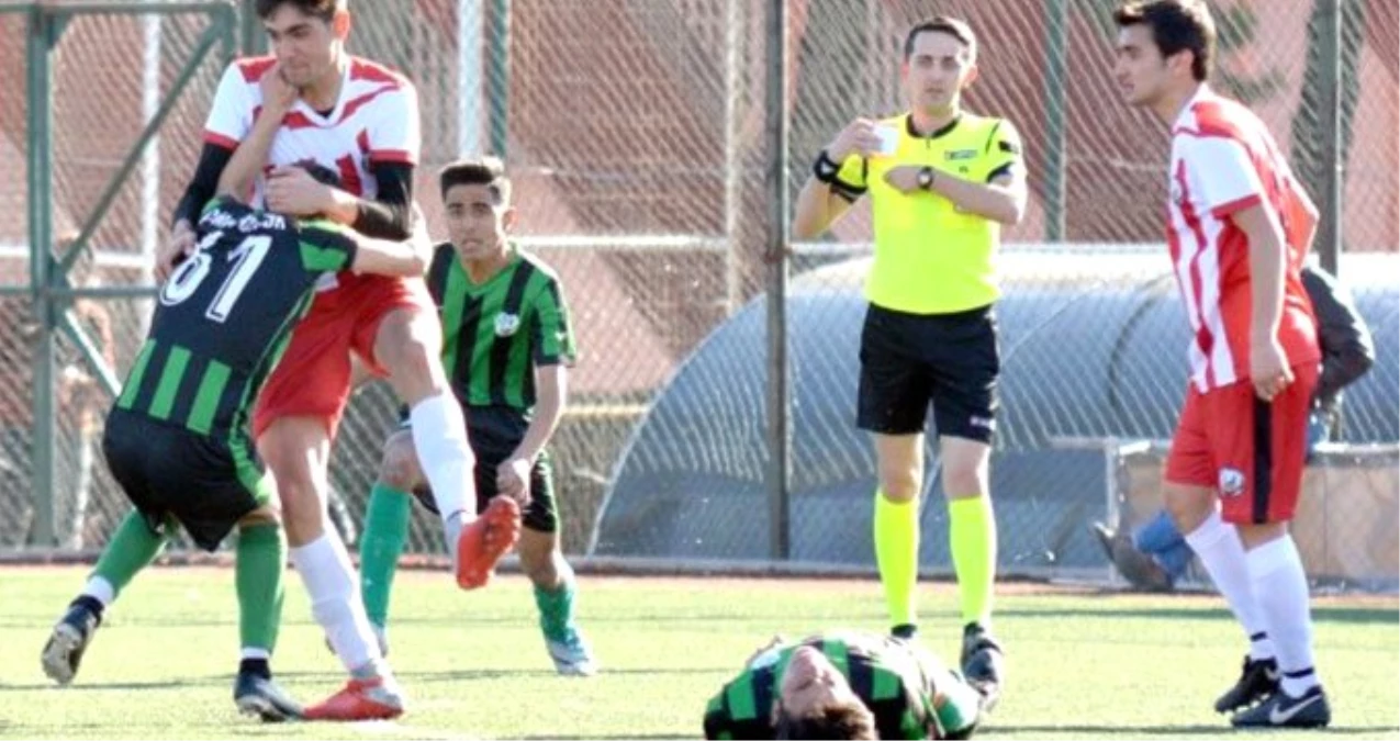 Çimentospor - Sungurlu Belediyespor U19 Maçında Kavga Çıktı, Hakem Maçı Tatil Etti!