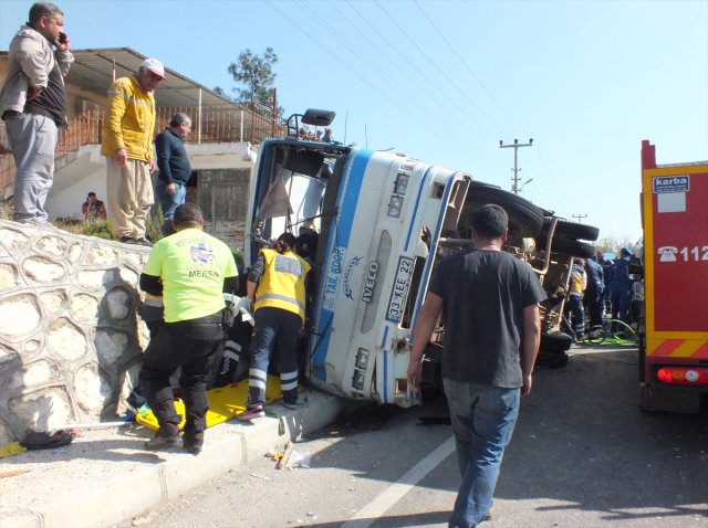 TarÄ±m iÅÃ§ilerini taÅÄ±yan midibÃ¼s devrildi! 5 Ã¶lÃ¼, 22 yaralÄ± ile ilgili gÃ¶rsel sonucu