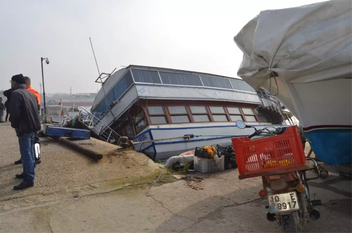 Su Alan Yüzer Restaurant Yan Yattı