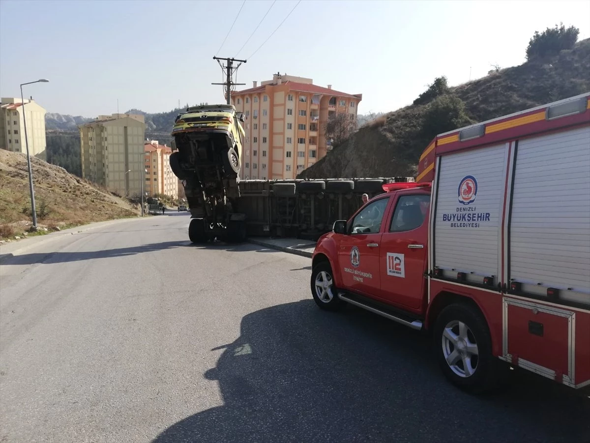 Tomruk Yüklü Tırın Çekicisi Havaya Kalktı