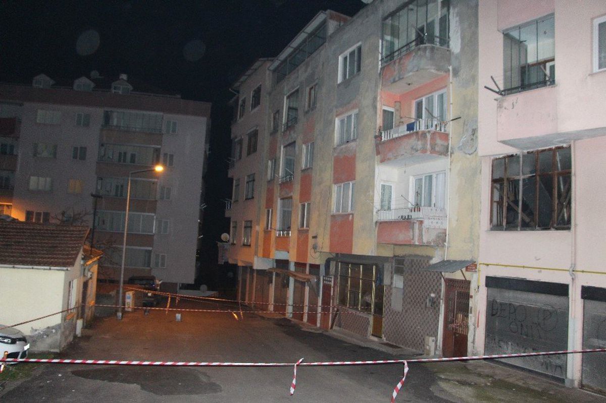 Trabzon\'da 4 Katlı Bina Çatlaklar Nedeniyle Boşaltıldı