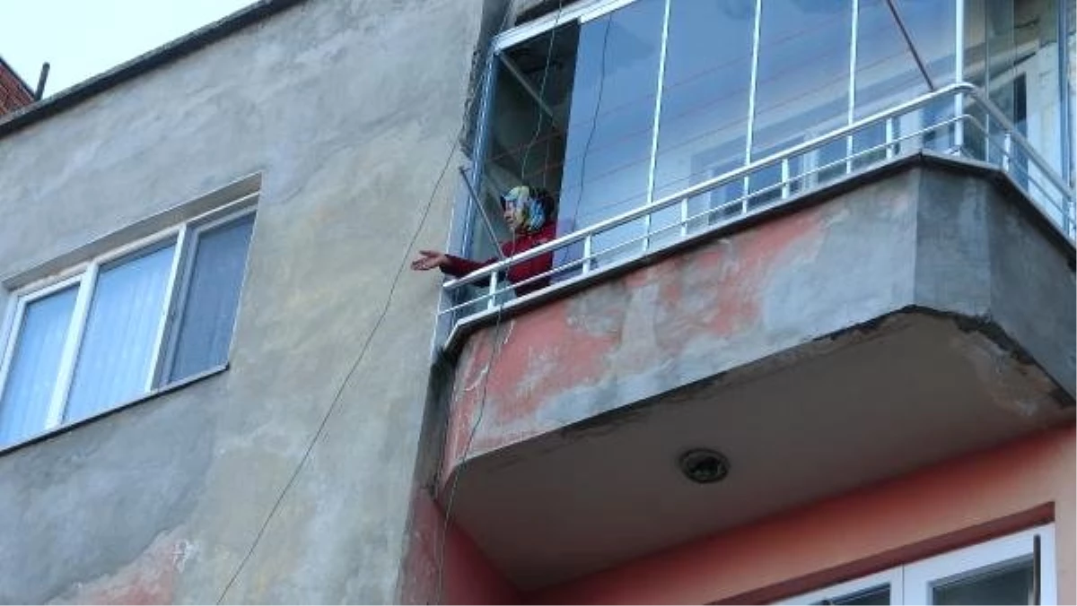 Trabzon\'da Çatlaklar Oluşan 4 Katlı Bina Boşaltıldı (2)