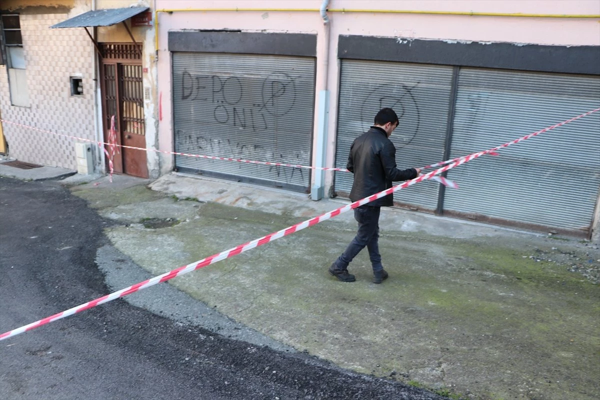 Trabzon\'da Çatlaklar Oluşan Bina Boşaltıldı