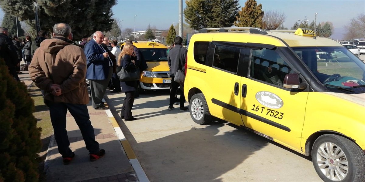 Uçak Yolcuları Seyahatlerini Otobüs ve Taksiyle Tamamladı