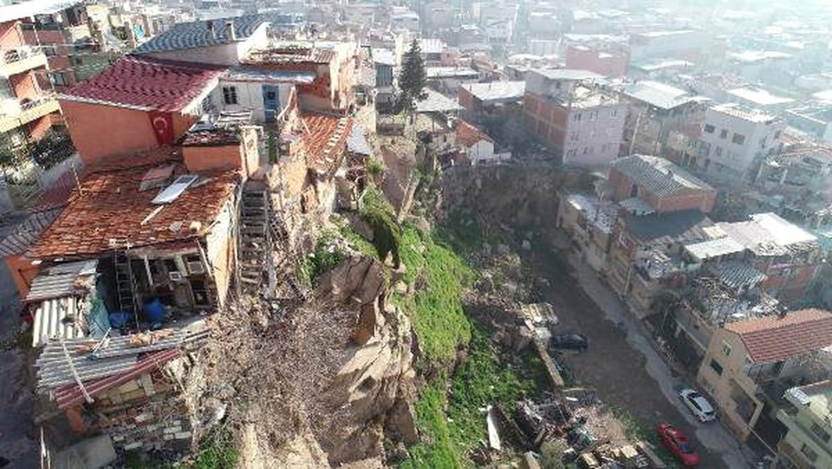 Üzerinde Evlerin Bulunduğu Kayaların Düştüğü Bölgede Bakanlık İnceleme Başlattı
