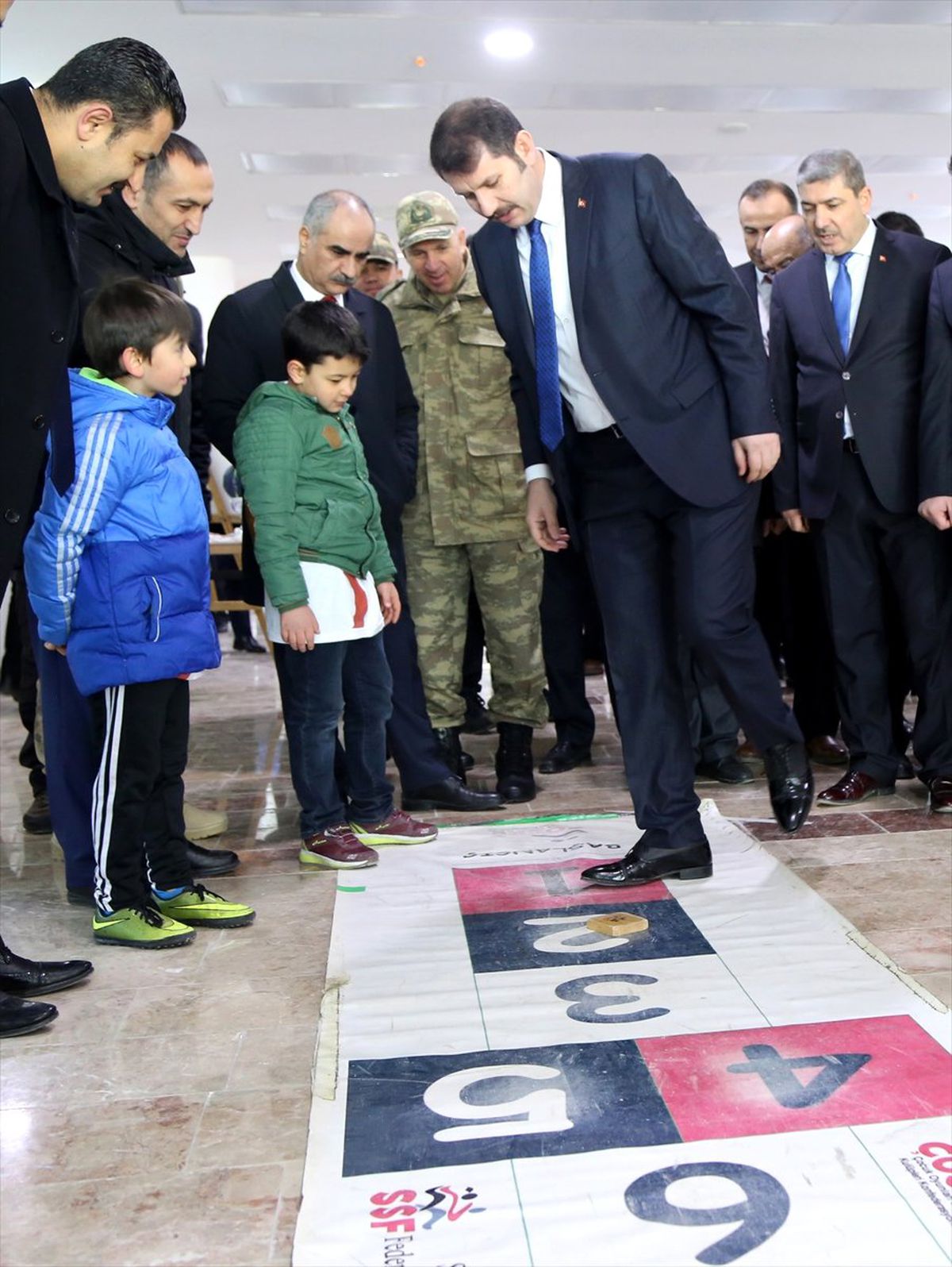Vali Projeyi "Seksek" Oynayarak Başlattı