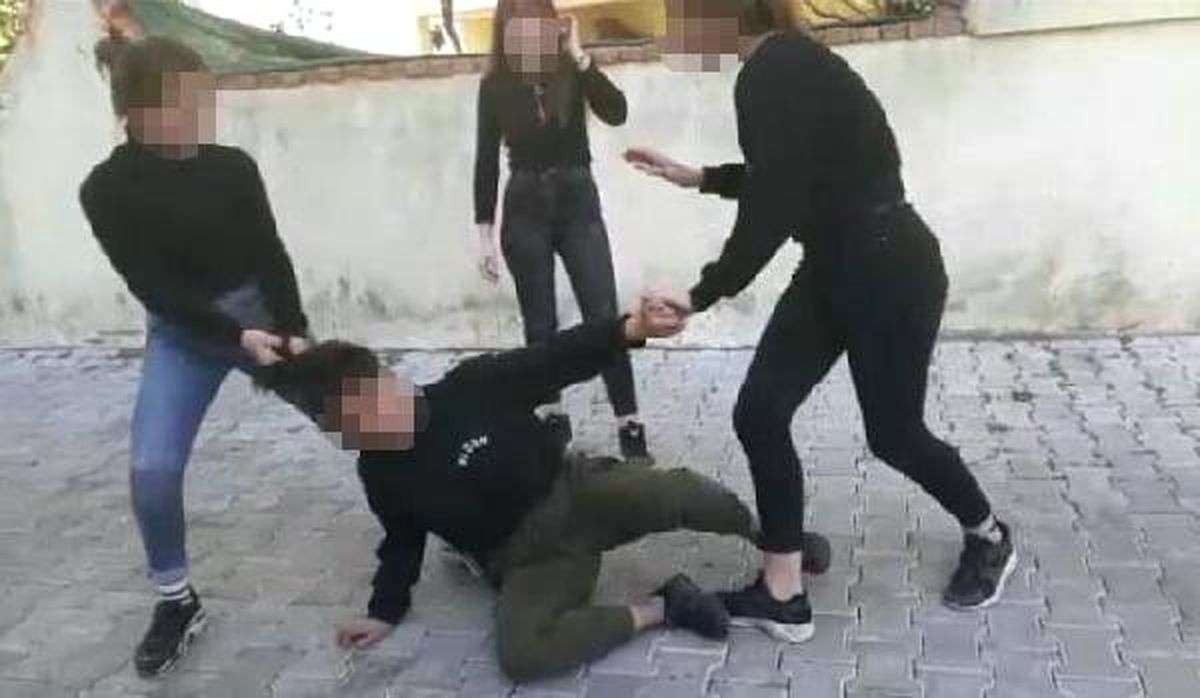 3 Kız Öğrenci, Bir Arkadaşlarını Dövüp, Yerde Sürükledi