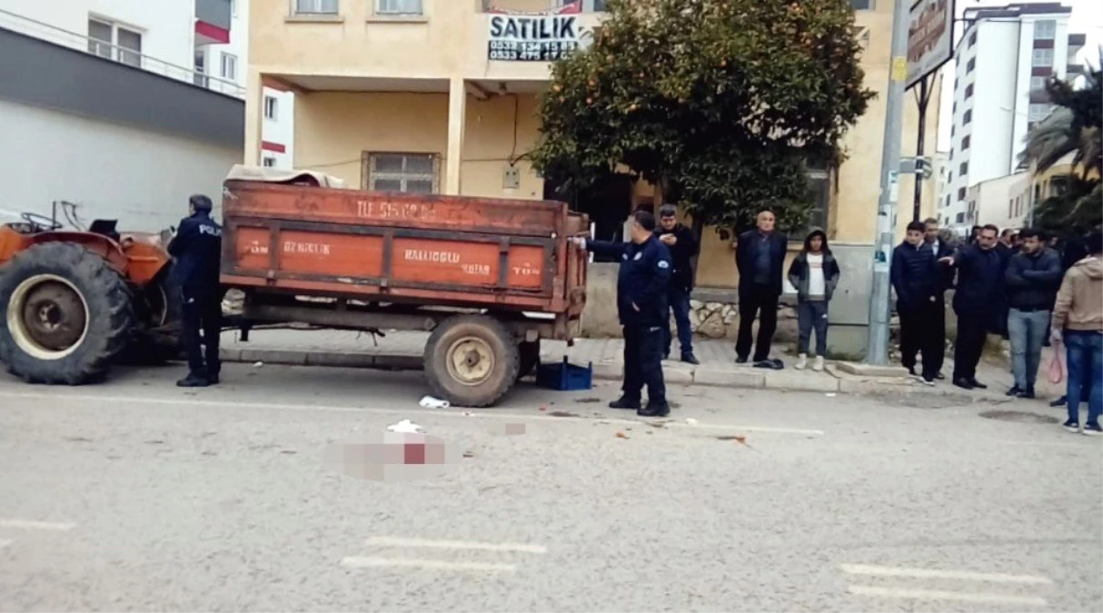 Adana\'da Motosiklet Kamyonete Çarptı: 1 Yaralı