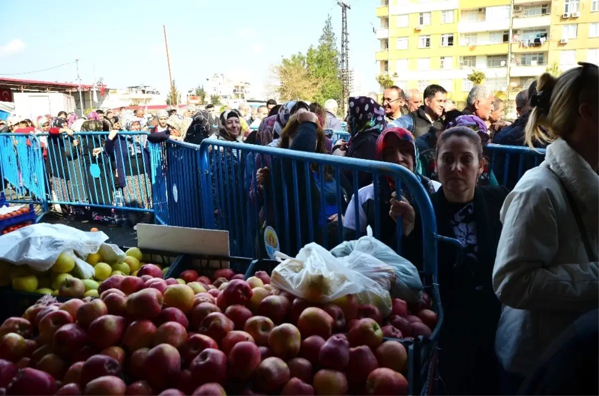 Adana\'da Ucuz Meyve ve Sebze Kuyruğu