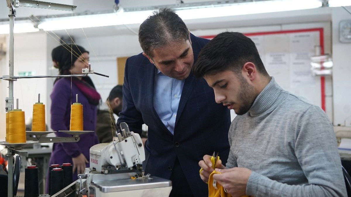 Ak Partili Başkan Adayı Gençlerle Bilardo Oynayıp, Fırında Ekmek Pişirdi