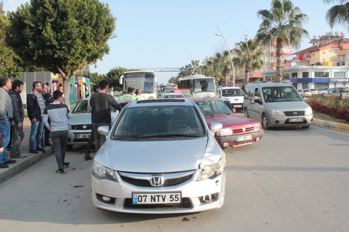 Antalya\'da 5 Araçlı Zincirleme Kaza: 1 Yaya Yaralı
