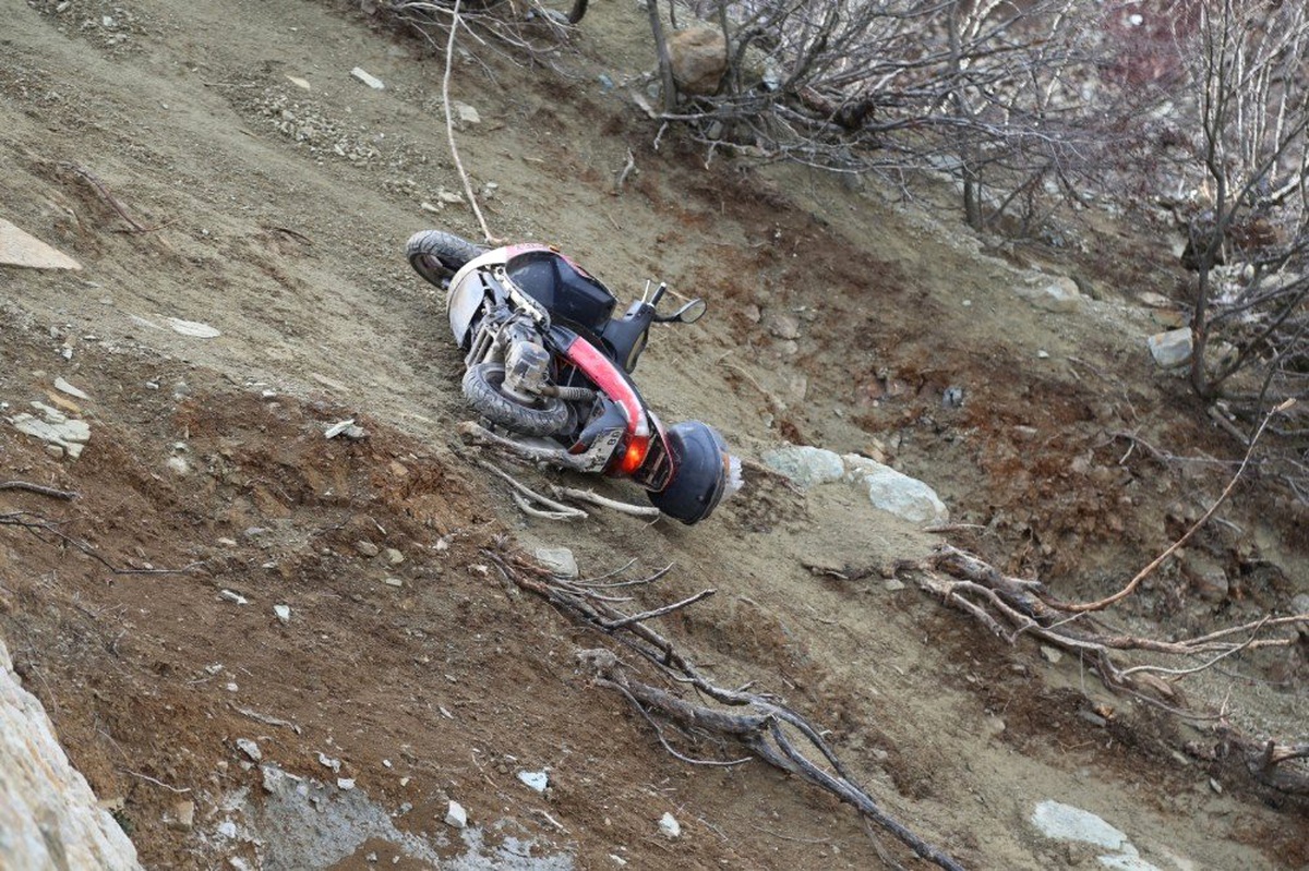 Artvin\'de Motosiklet Sürücüsü Uçuruma Yuvarlandı
