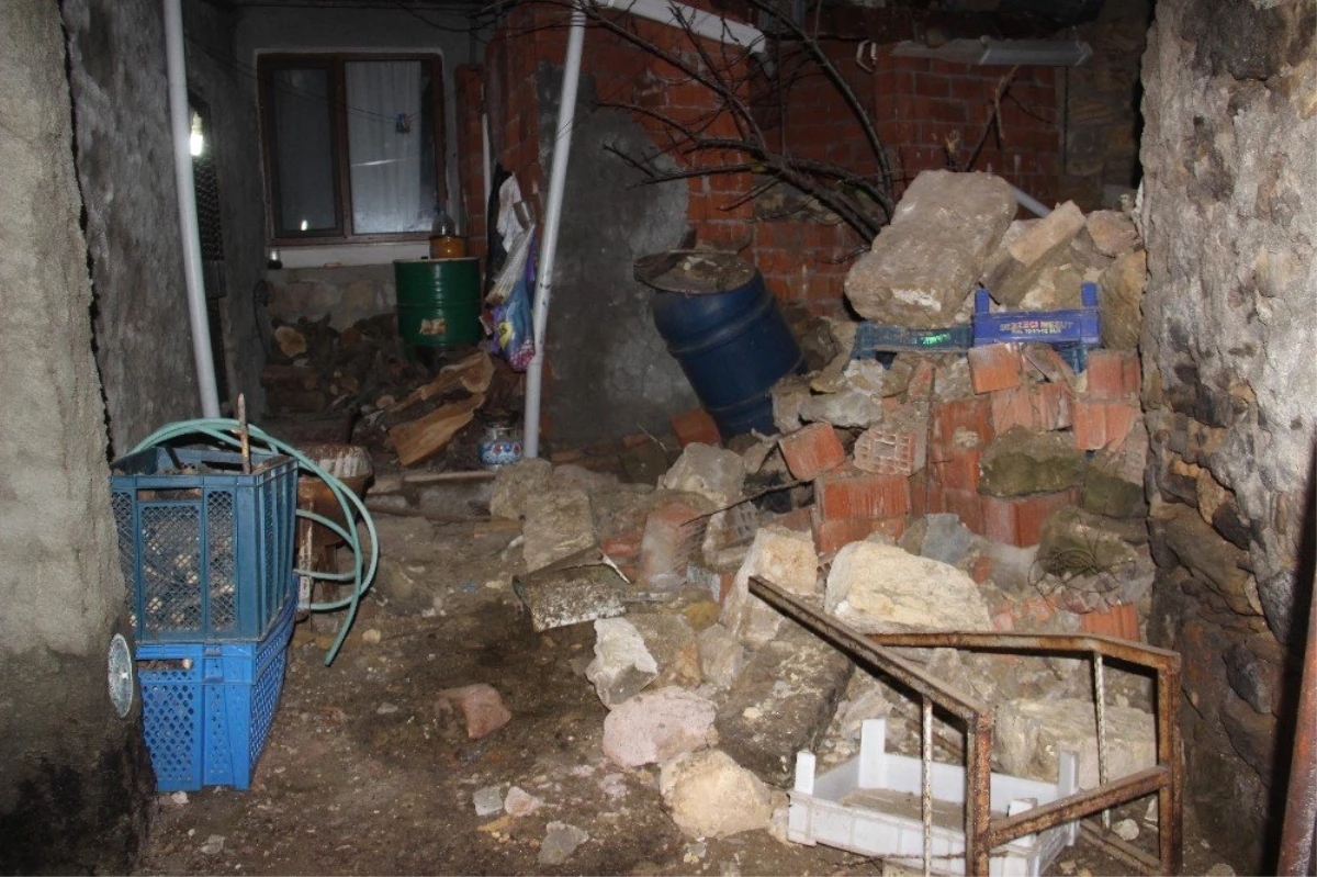 Ayvacık\'taki Depremde Hasar Gören Binalara Ekipler Müdahale Ediyor