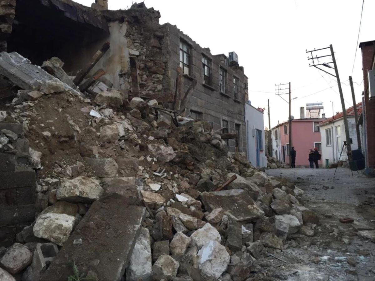 Ayvacık\'taki Depremin Bilançosu Günün Ağarmasıyla Gözler Önüne Serildi
