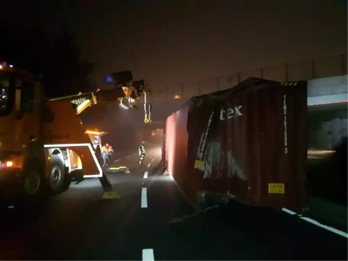 Bakırköy\'de Tır Üst Geçide Çarptı, Konteyner Yola Devrildi