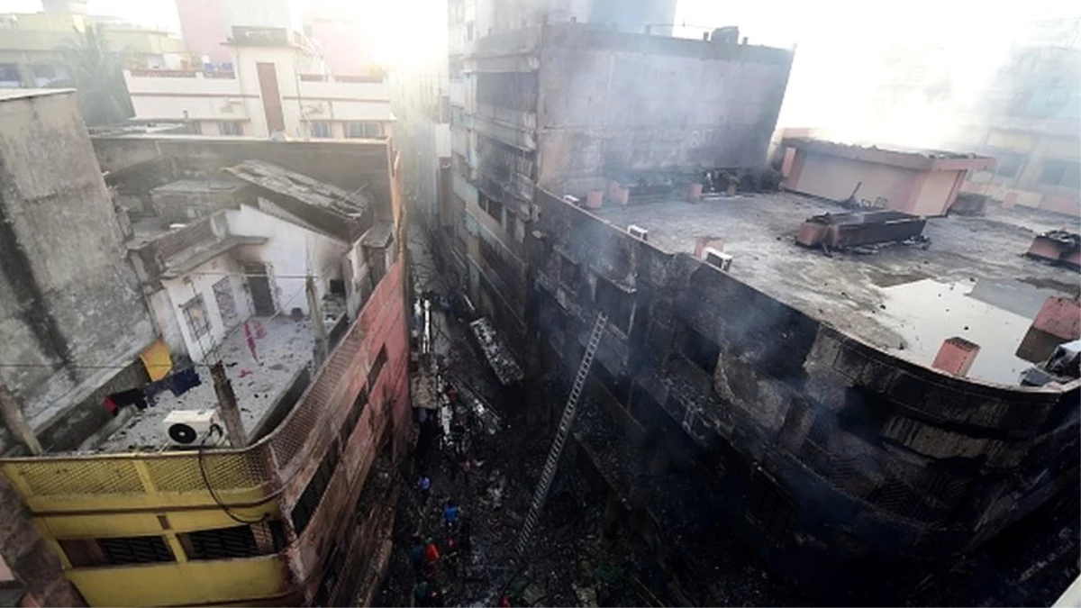 Bangladeş\'te Yangın: En Az 69 Kişi Hayatını Kaybetti