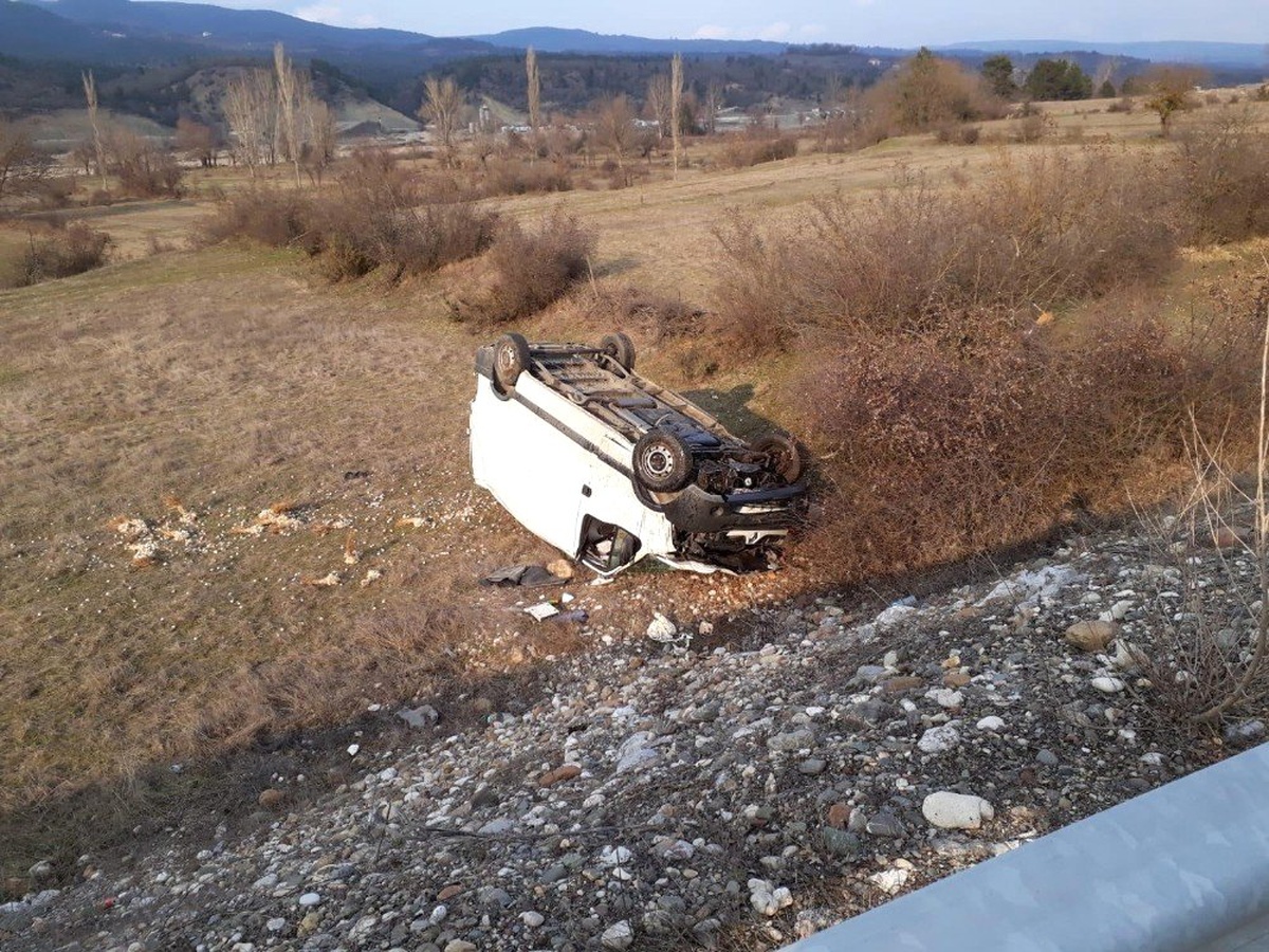 Bariyerlere Çarpan Araç Tarlaya Uçtu: 1 Yaralı