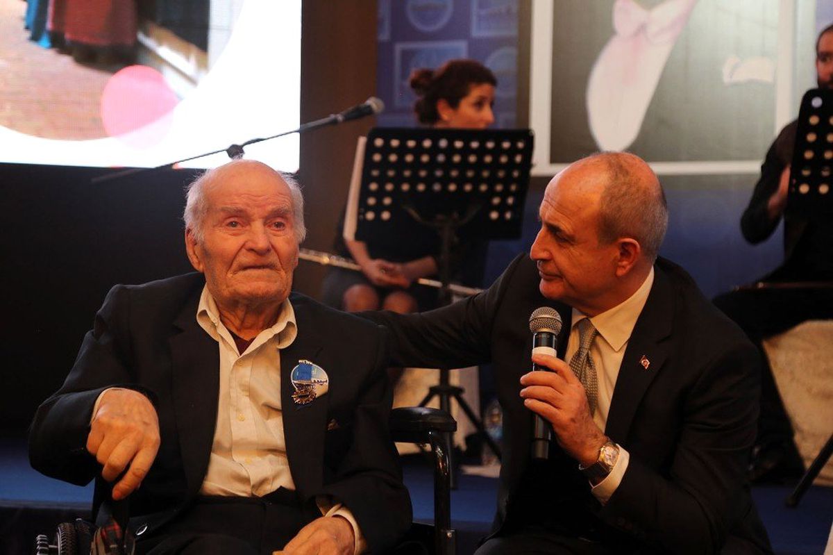 Başkan Akgün\'den Muhtarlara "Hizmet Onur" Madalyası