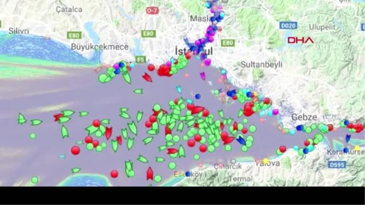 Boğaz Sis Altında; Yüzlerce Gemi Geçiş İçin Bekliyor