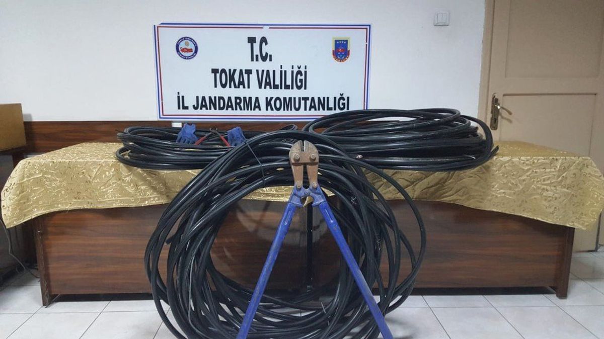 Çalacağı Kabloları Keserken Elinde Makasla Yakalandı