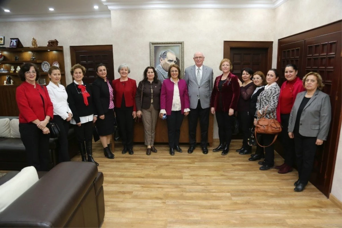 CHP Kadın Kolları Genel Başkanı Köse\' Den Kazım Kurt\'a Teşekkür Ziyareti
