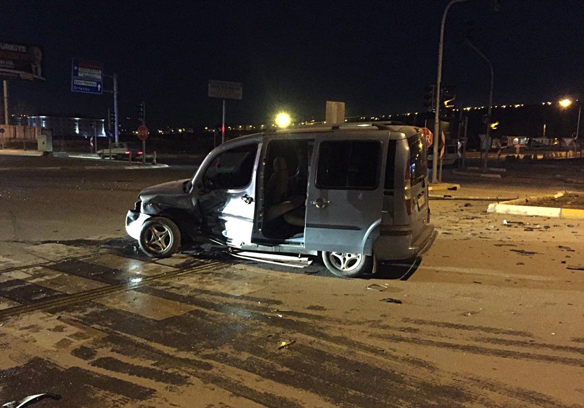 Çorum\'da Hafif Ticari Araçla Otomobil Çarpıştı: 4 Yaralı
