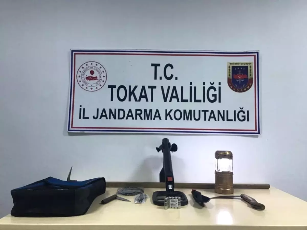 Defineciler Kazdıkları Çukurda Yakalandı