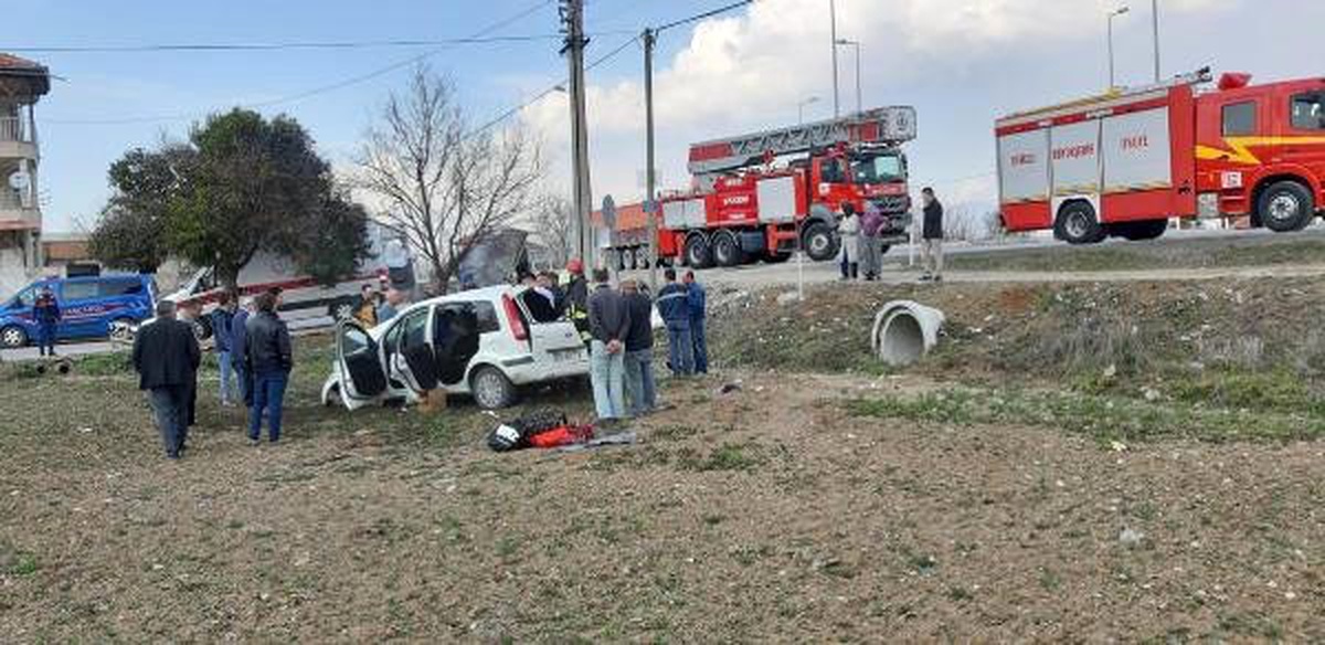 Denizli\'de Takla Atan Otomobil Tarlaya Uçtu: 3 Yaralı