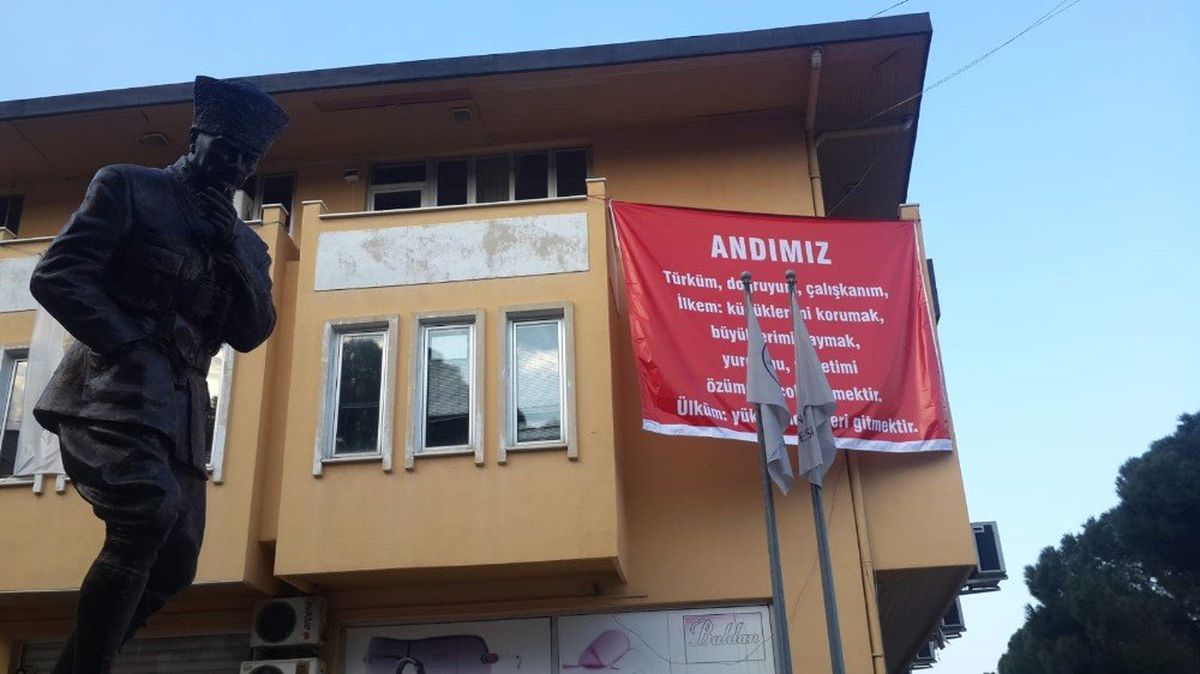 DP\'li Belediye Başkanı İlçede \'Andımız\' Pankartları Astırdı