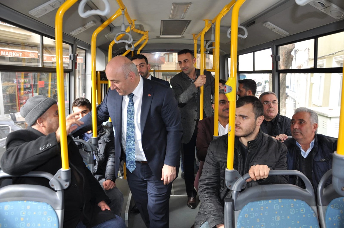 Halk Otobüsüne Bindi, Yolcularla Sohbet Etti
