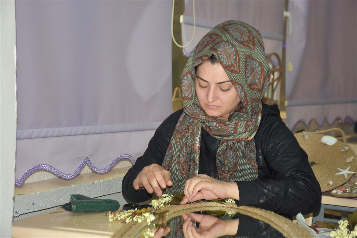 Hem Öğreniyor, Hem Ailesini Geçindiriyor