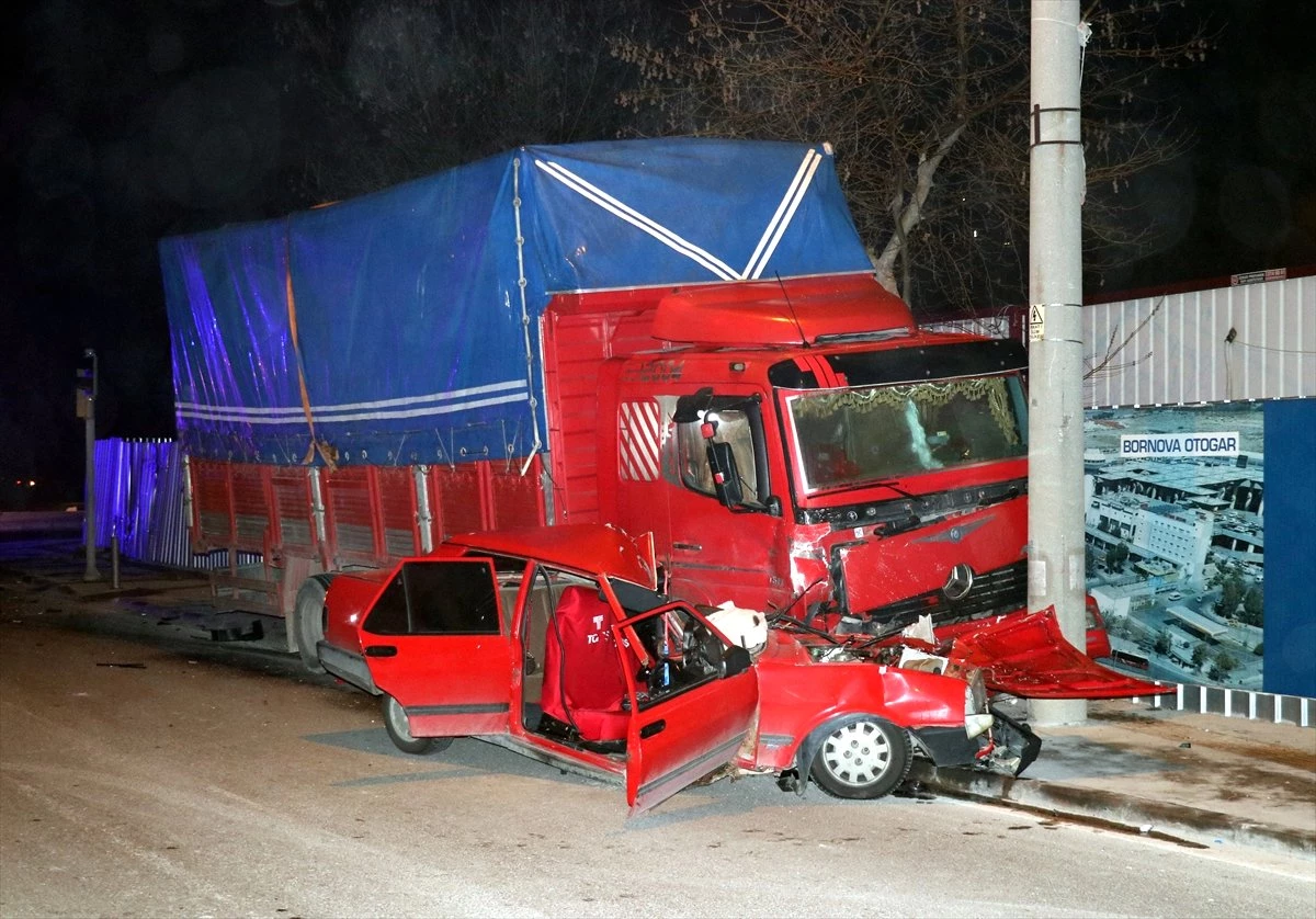 İzmir\'de Trafik Kazası: 2 Yaralı