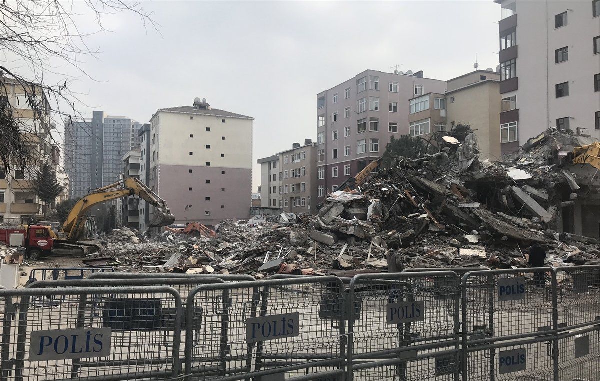 Kartal\'da Riskli Binaların Yıkımı