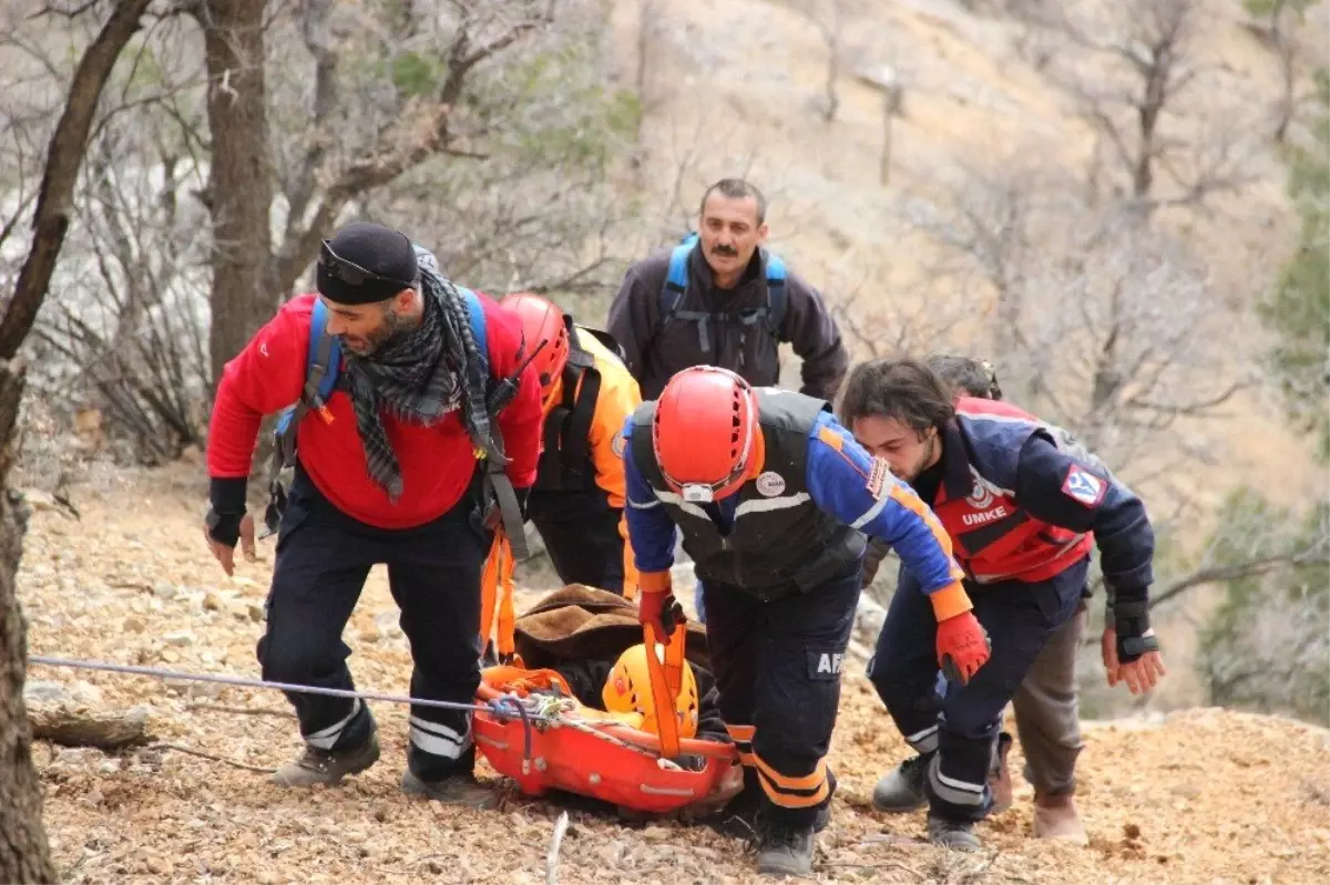 Kurtarmak İçin 5 Kilometre Yol Açıp, 3 Kilometre Omuzda Taşıdılar