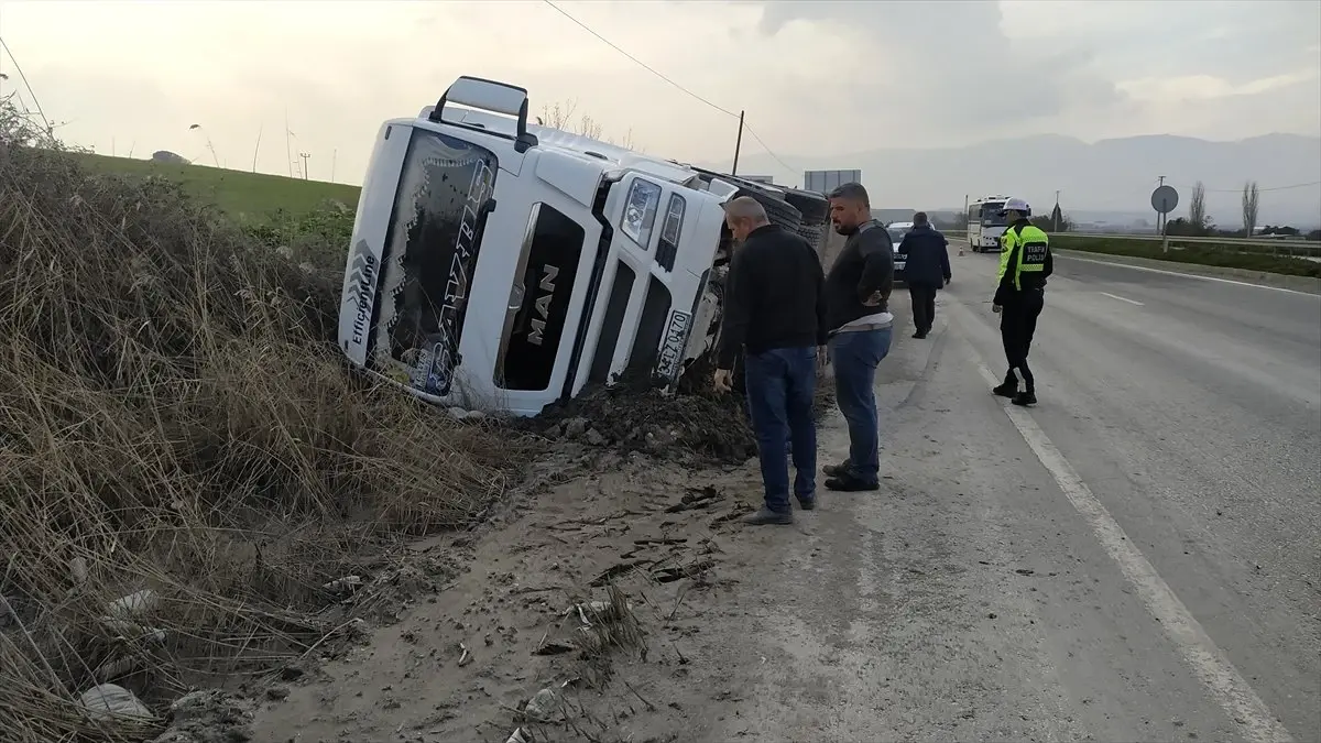 Manisa\'da Buğday Yüklü Tır Devrildi