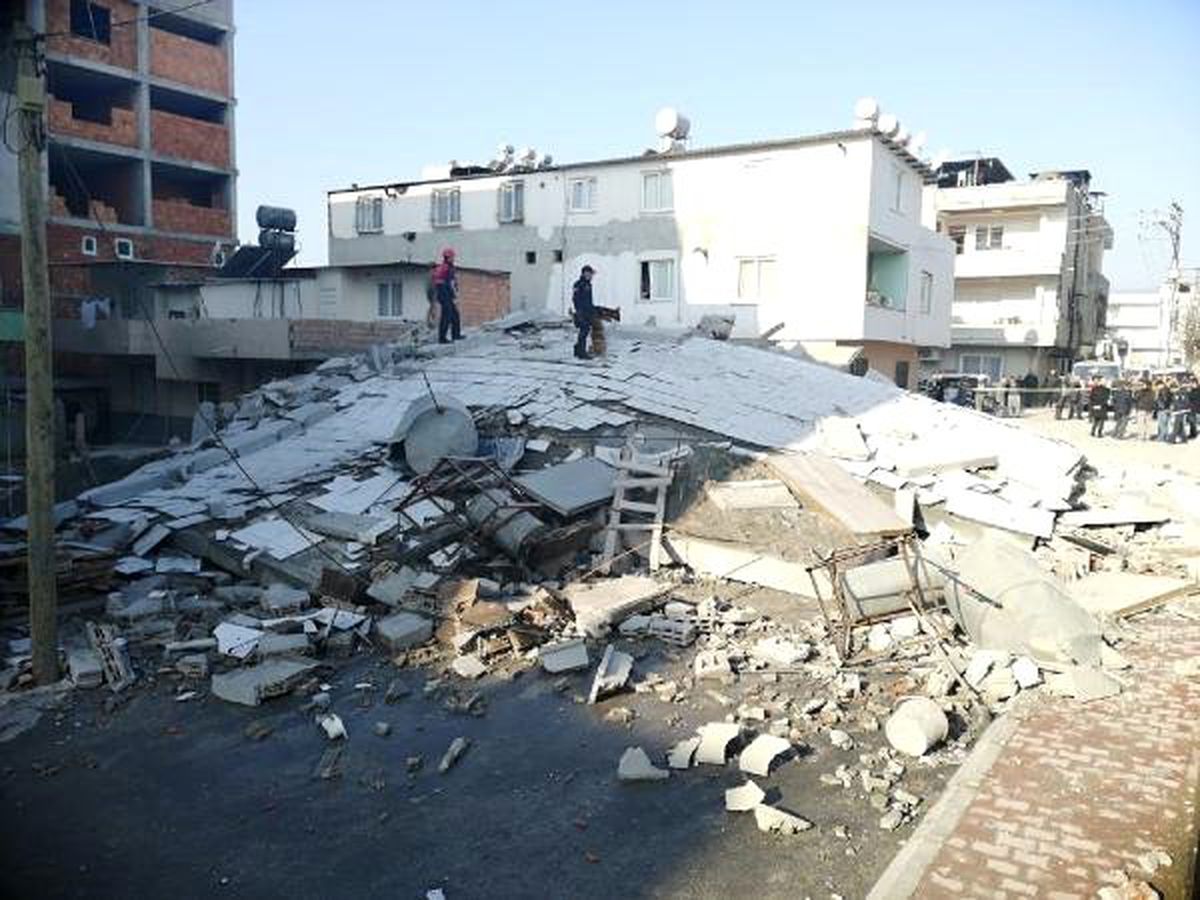 Mersin\'de 5 Katlı Bina Çöktü (1)