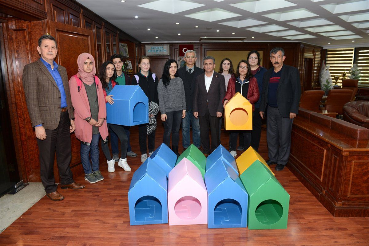 Öğrencilerden Sokak Hayvanlarına Kulübe