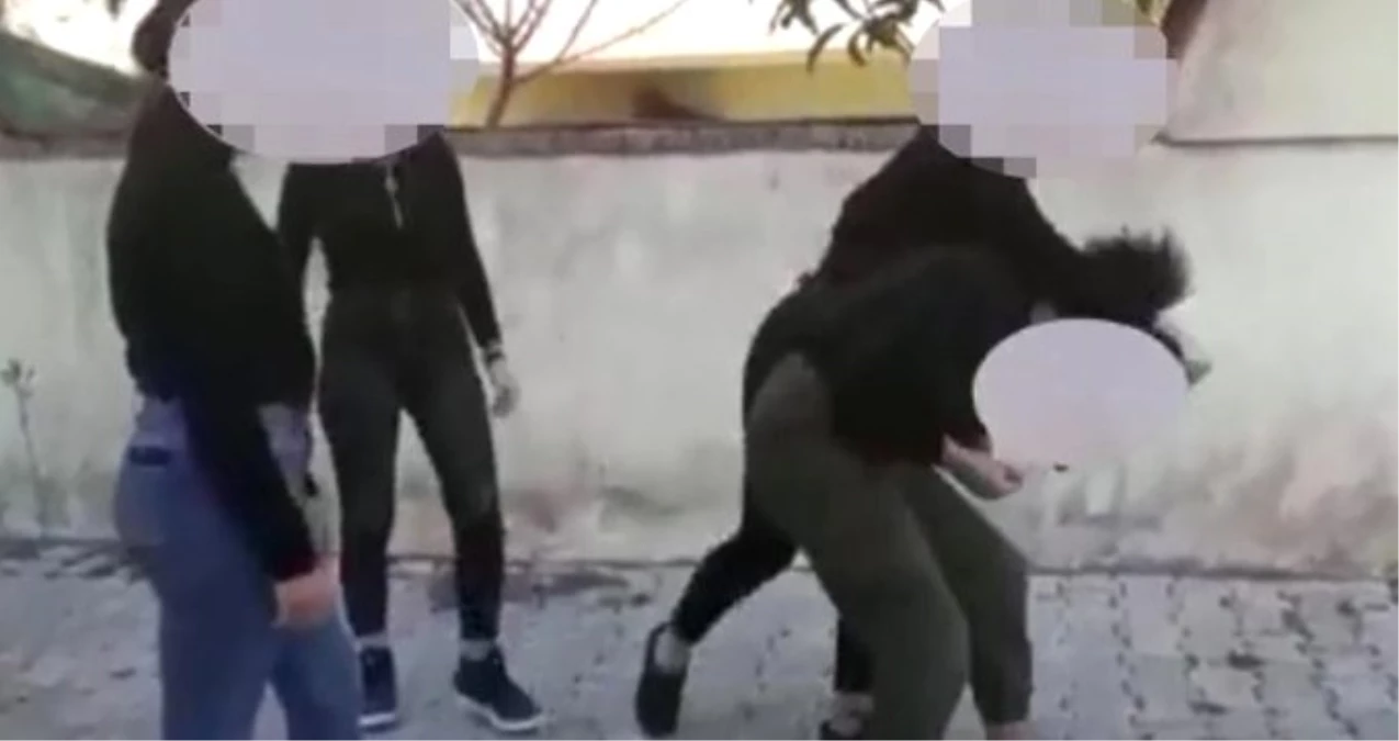 Ortaokul Öğrencisi 3 Kız, Yolda Sıkıştırdıkları Kız Öğrenciyi Darp Etti! Görüntüler Büyük Tepki Topladı