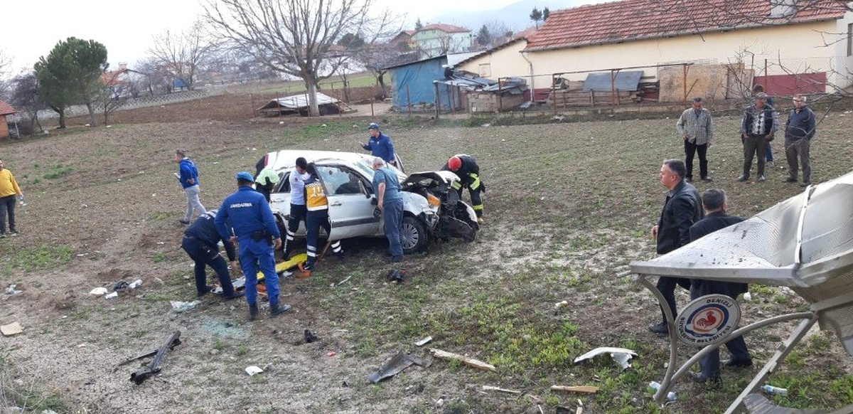 Otobüs Durağına Çarpan Otomobil Tarlaya Yuvarlandı: 3 Yaralı