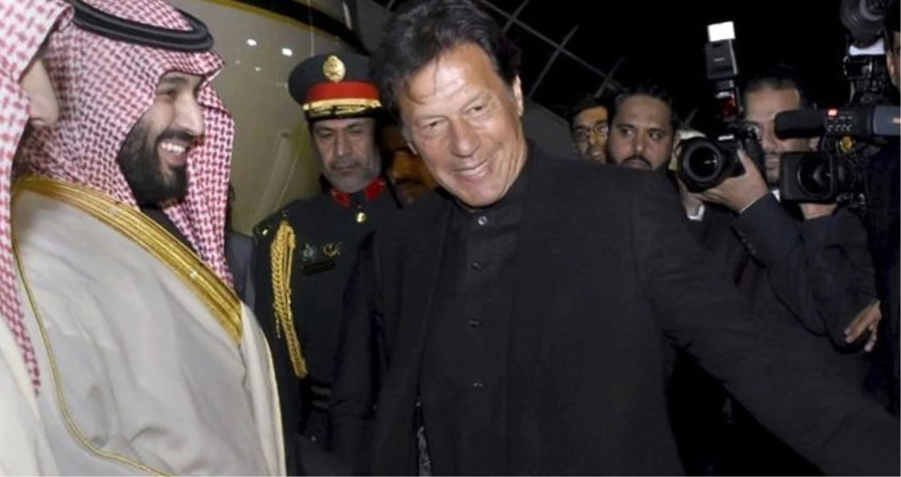 Pakistan\'a 20 Milyar Dolar Yatırım Sözü Veren Prens Selman\'a Altın Kaplamalı Silah Hediye Edildi