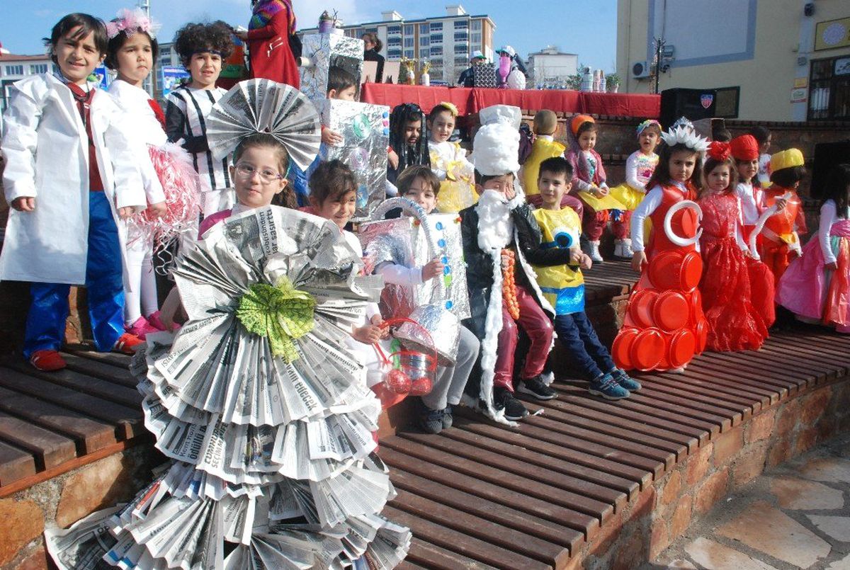 Soğan Filesi ve Çöp Poşeti Kostümleri ile Podyuma Çıktılar
