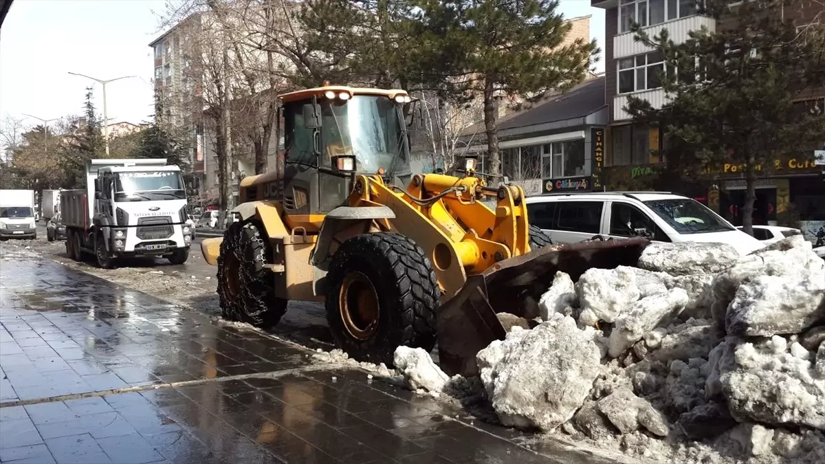 Tatvan\'da Kar Temizleme Çalışması