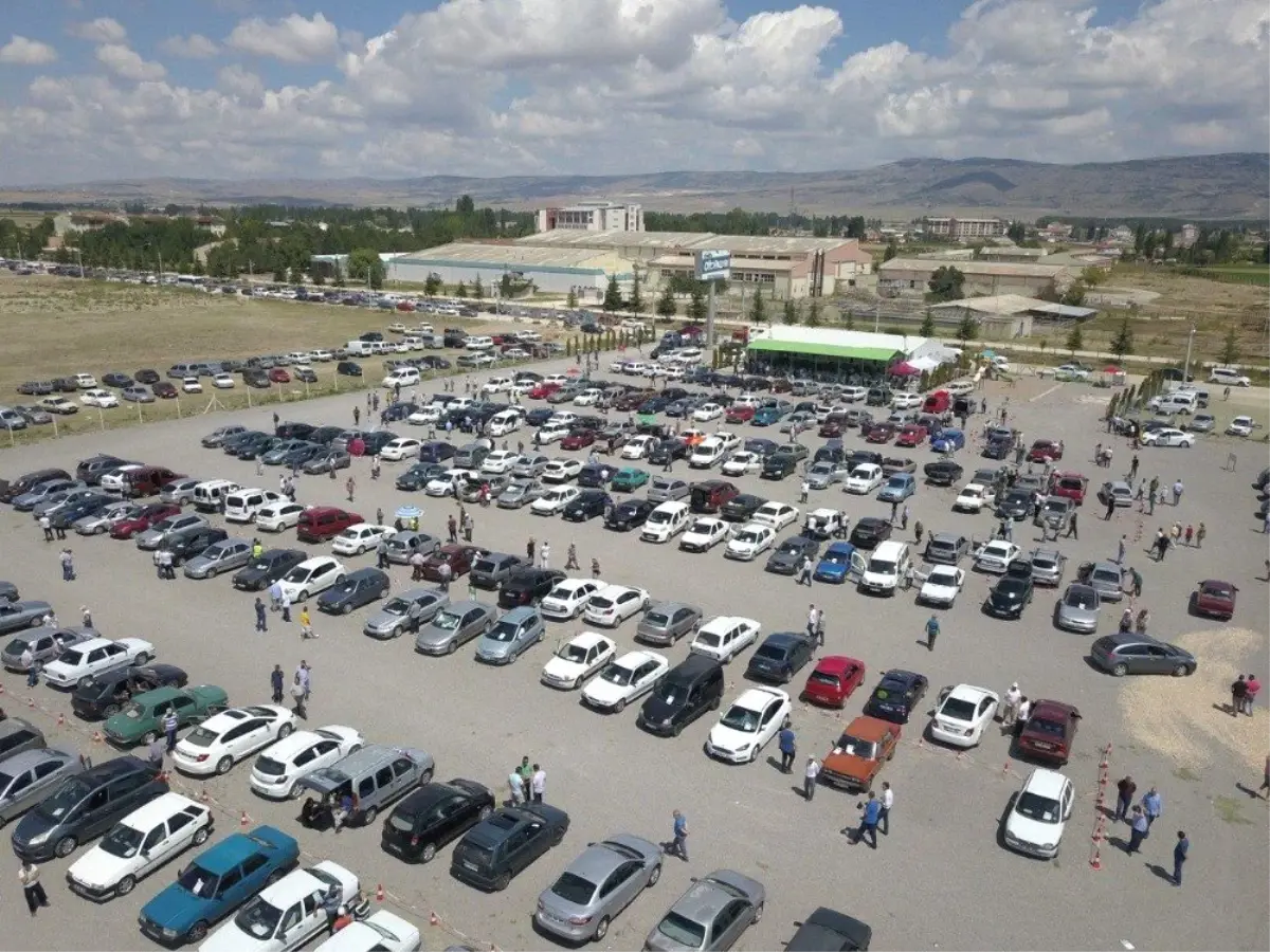 Tepebaşı\'nın Oto Pazarına İlgili Sürüyor
